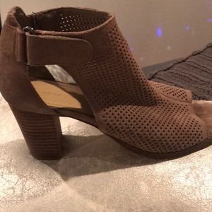 Tan unbuckle marc fisher heels